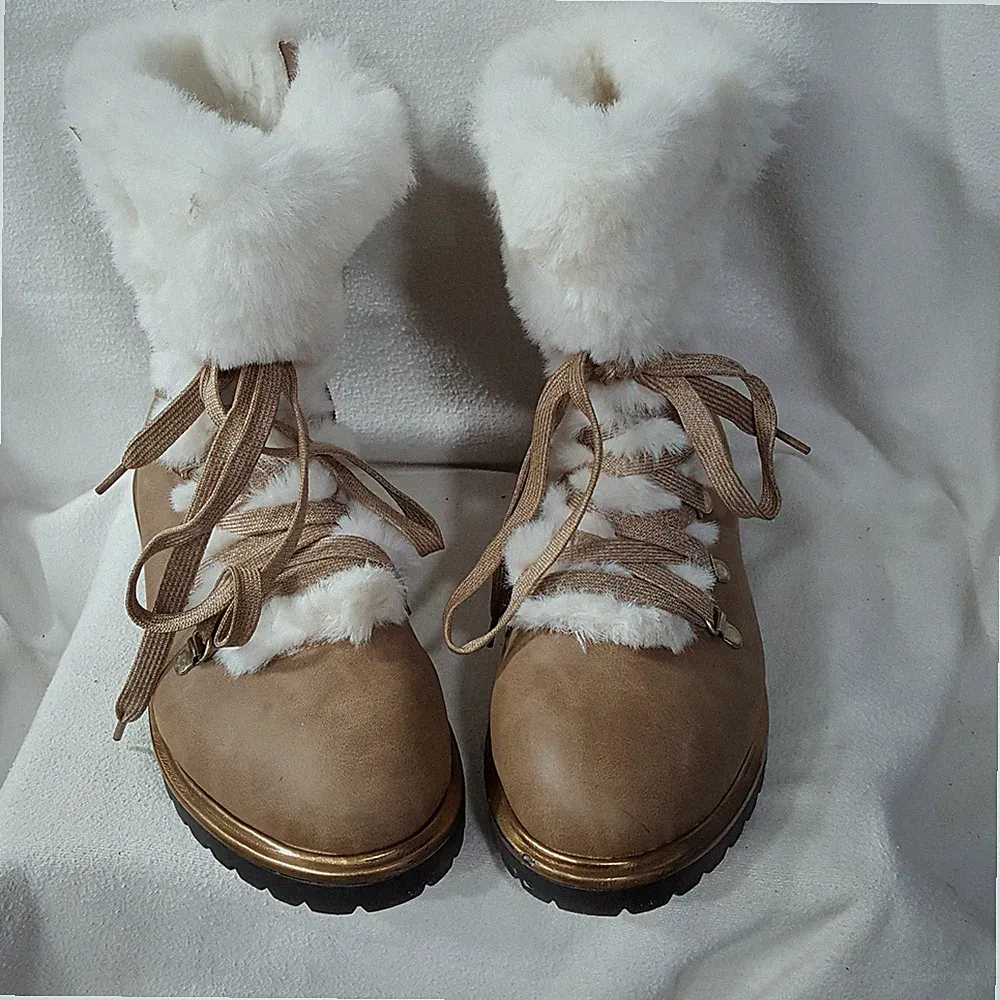 A New Day Boots Womens 9 Tan Fux Fur Lined Lace Up Zip Up Hiking Tan Lug Sole