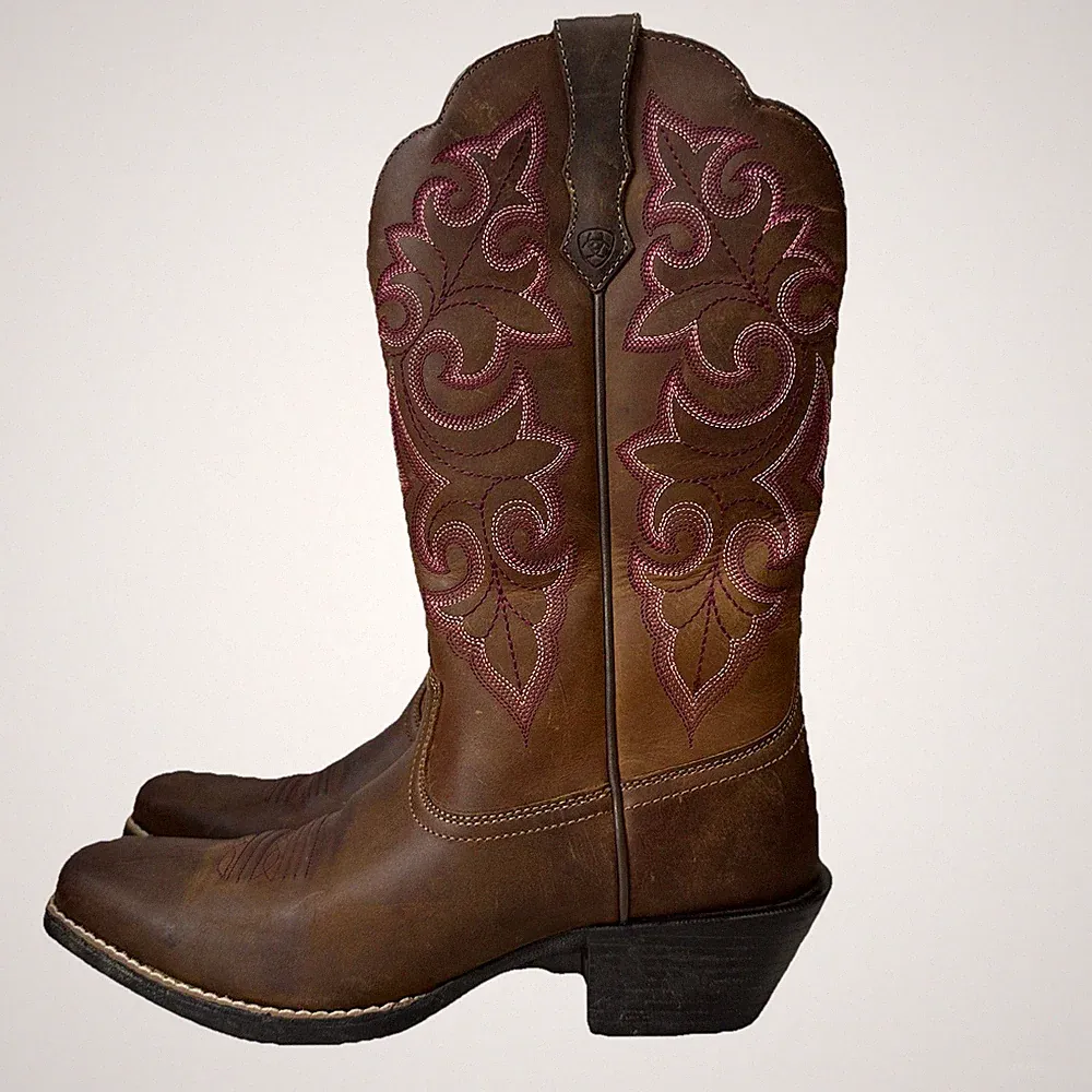 Ariat Women’s 6.5B Roundup Wide Square Toe Pink Stitching Leather Cowgirl Boots