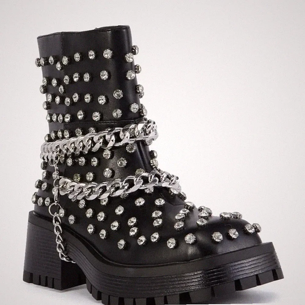 AZALEA WANG "PUNK REBEL CHAOS" Size: 10 Chic Black Ankle Boots with Silver Studs