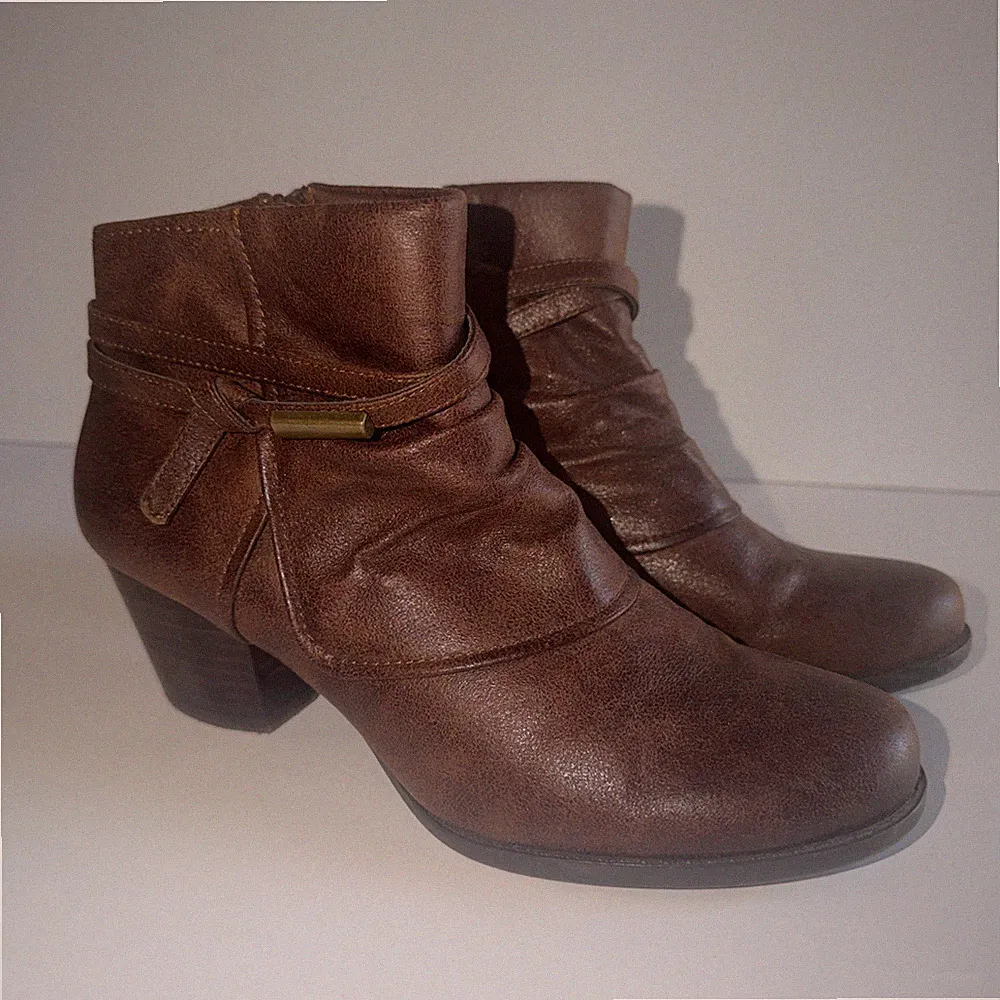 BareTraps Rhapsody Vegan Leather Brown Strappy Ankle Block Heel Boots Size 8.5