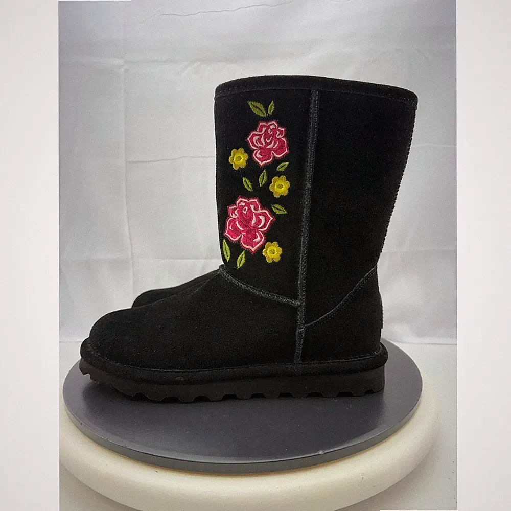 BearPaw Dreamer Mid Calf Womens Size 7 Floral Embroidered Black Suede Snow Boots