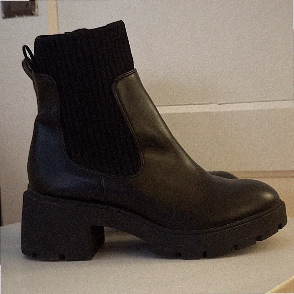 Black Chelsea Ankle Boots Synthetic Lined Round Toe Zip Closure Casual Outdoor