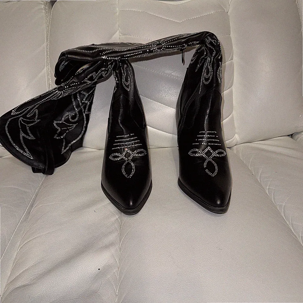 Black Western Equestrian Boots with White Embroidery and Decorative Stitching