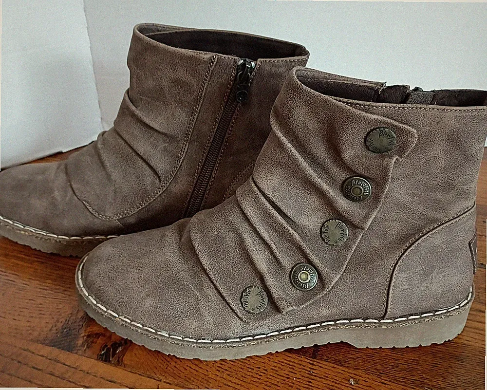 Blowfish Women's Malibu Cozy Up Vegan Ankle Boots Flat Size 8.5 Brown Buttons