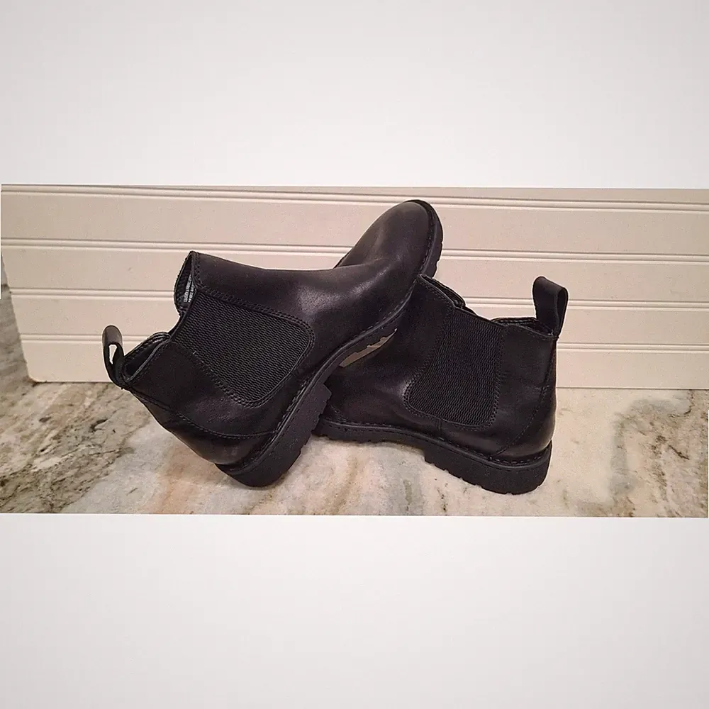 Born Mens Julian Chelsea Boots Black Leather Size 9 NEW