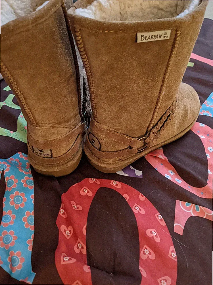 Brown Bear Paw boots in excellent condition wore for half hr too small..