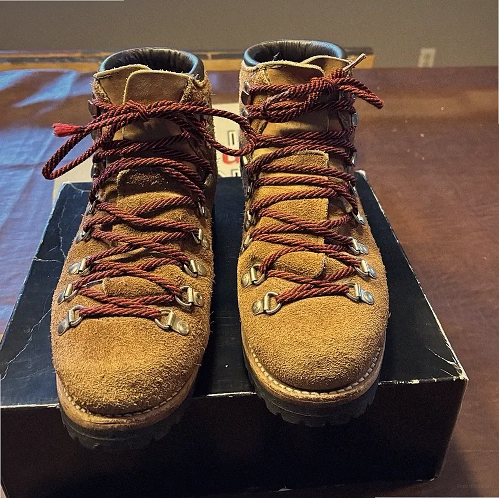Brown Suede Men's Hiking Boots with Red Laces