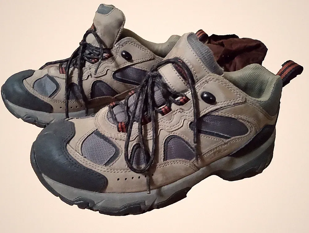 Cabelas Gore-Tex Hiking Trail Shoes Mens Size 9D Beige & Grey Ankle Boots