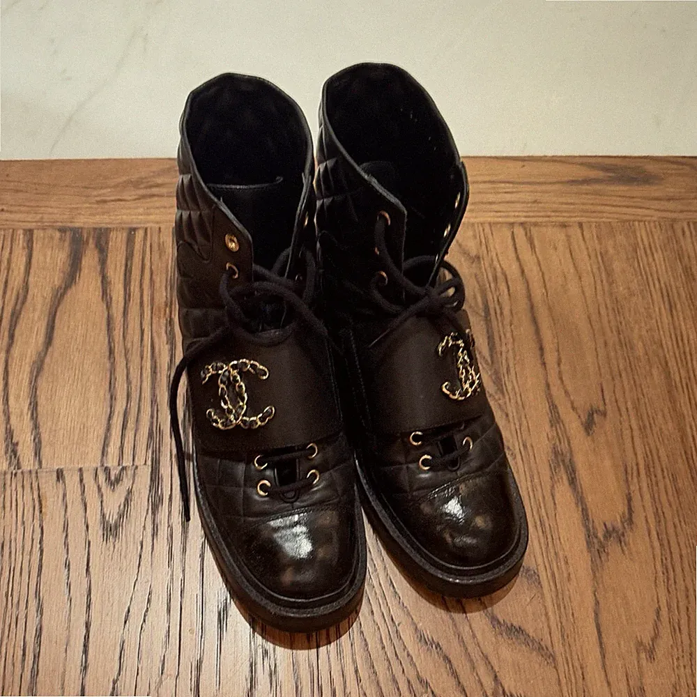CHANEL Black Quilted Leather Lace Up Combat Boots Chain Logo EU 39 G39516