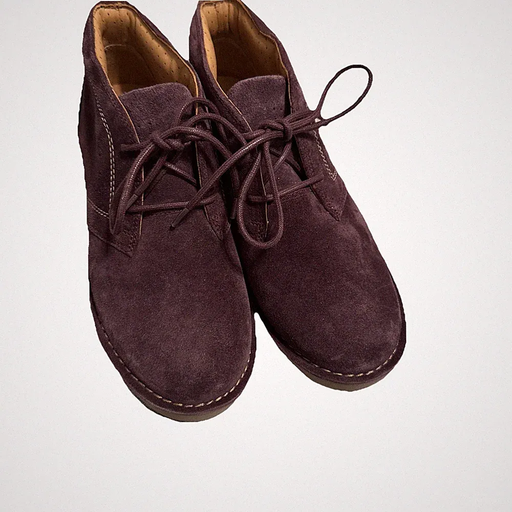 Clarks Artisan Unstructured Suede Chukka Boots Women's Size 7 Aubergine