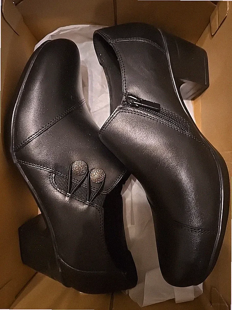 Clarks Emslie Warren Black Leather Size 9.5 Wide Retro Boots Trendy Multipurpose