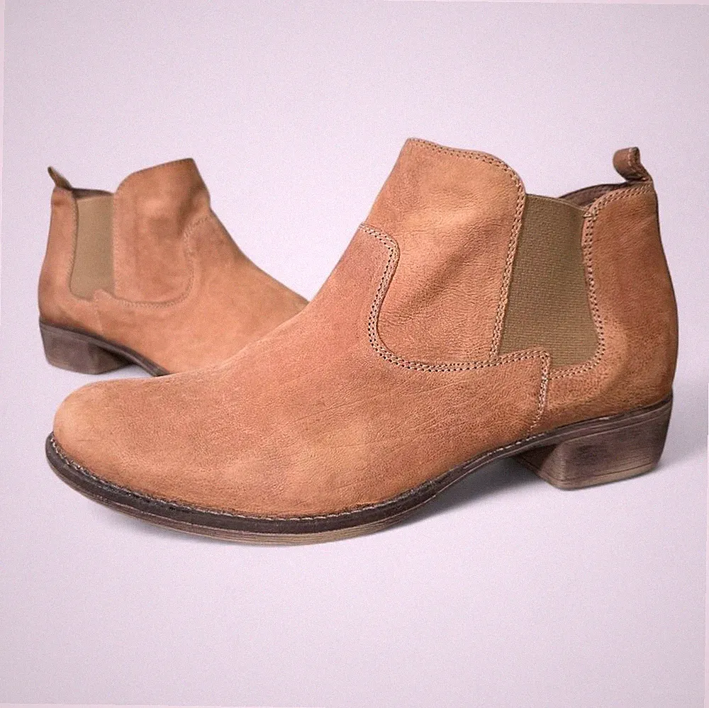 Clarks Leather Ankle Boots Women's Size 6.5 Brown Chelsea Booties Nubuk