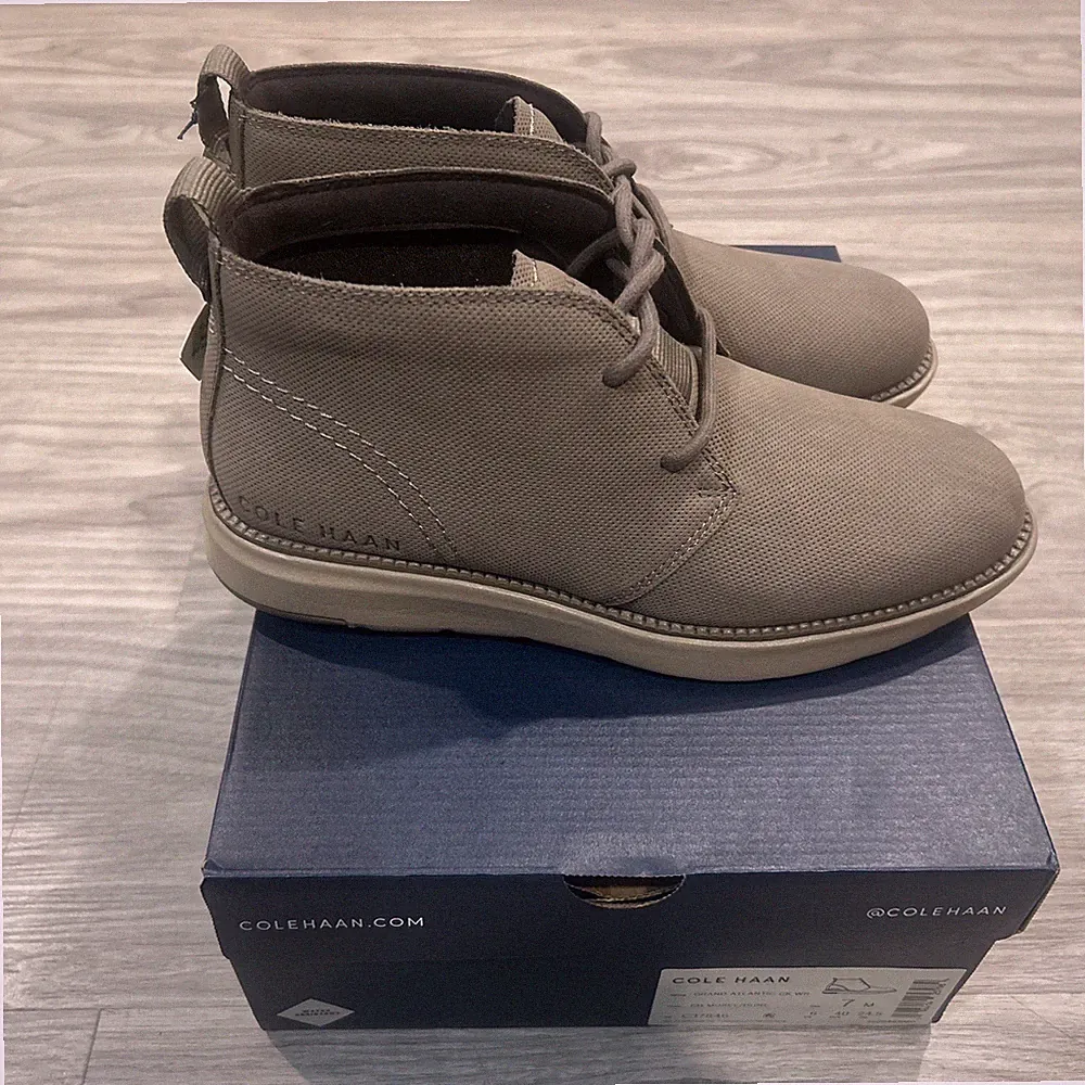 Cole Haan Grand Atlantic Chukka Boots Mens 7 Wide Morel Nubuck Grey New