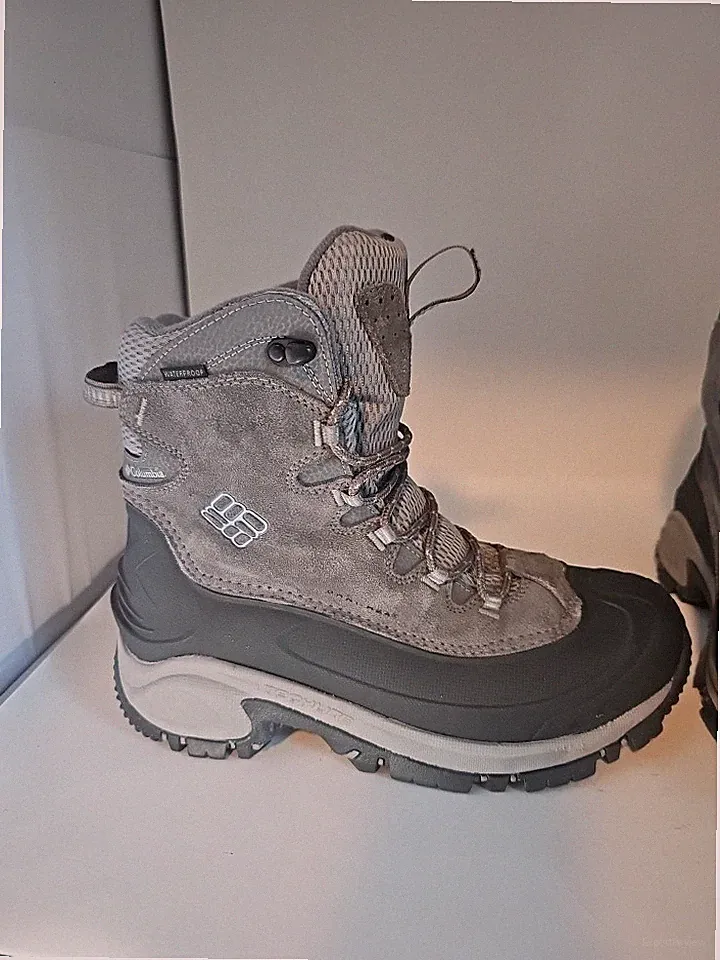 Columbia Hiking Mud Boots Women's Snow Boots Size 9 Gray Leather Waterproof