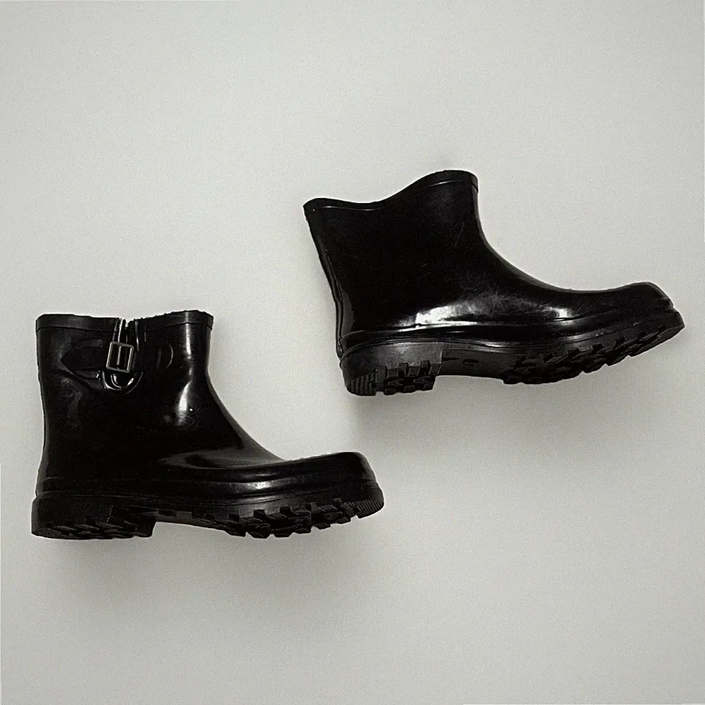 DEW Rubber Sole Rain Women's Boots Sz 11 Shiny Black Ankle Height Buckle Pull-on