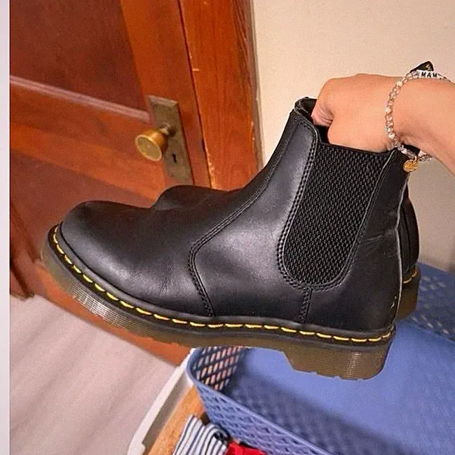Dr. Martens Black Leather Chelsea Boots Slip Resistant Pull On Unisex Size 8