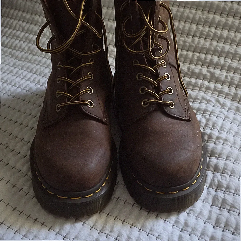 Dr. Martens womens Brown Leather Lace-Up Combat Ankle Boots Round Toe Rubber