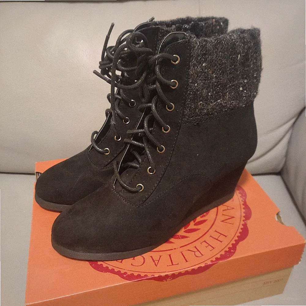 EUC Women's Black Wedge Comfort Lace Up Ankle Boots Knitted Cuff Size 9.5