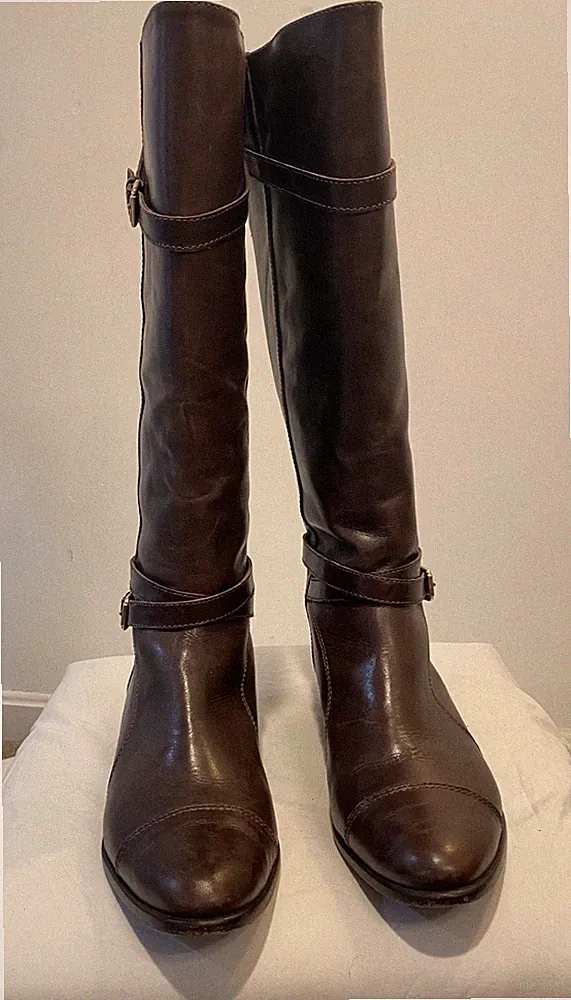 Flat equestrian leather boots with straps and buckles