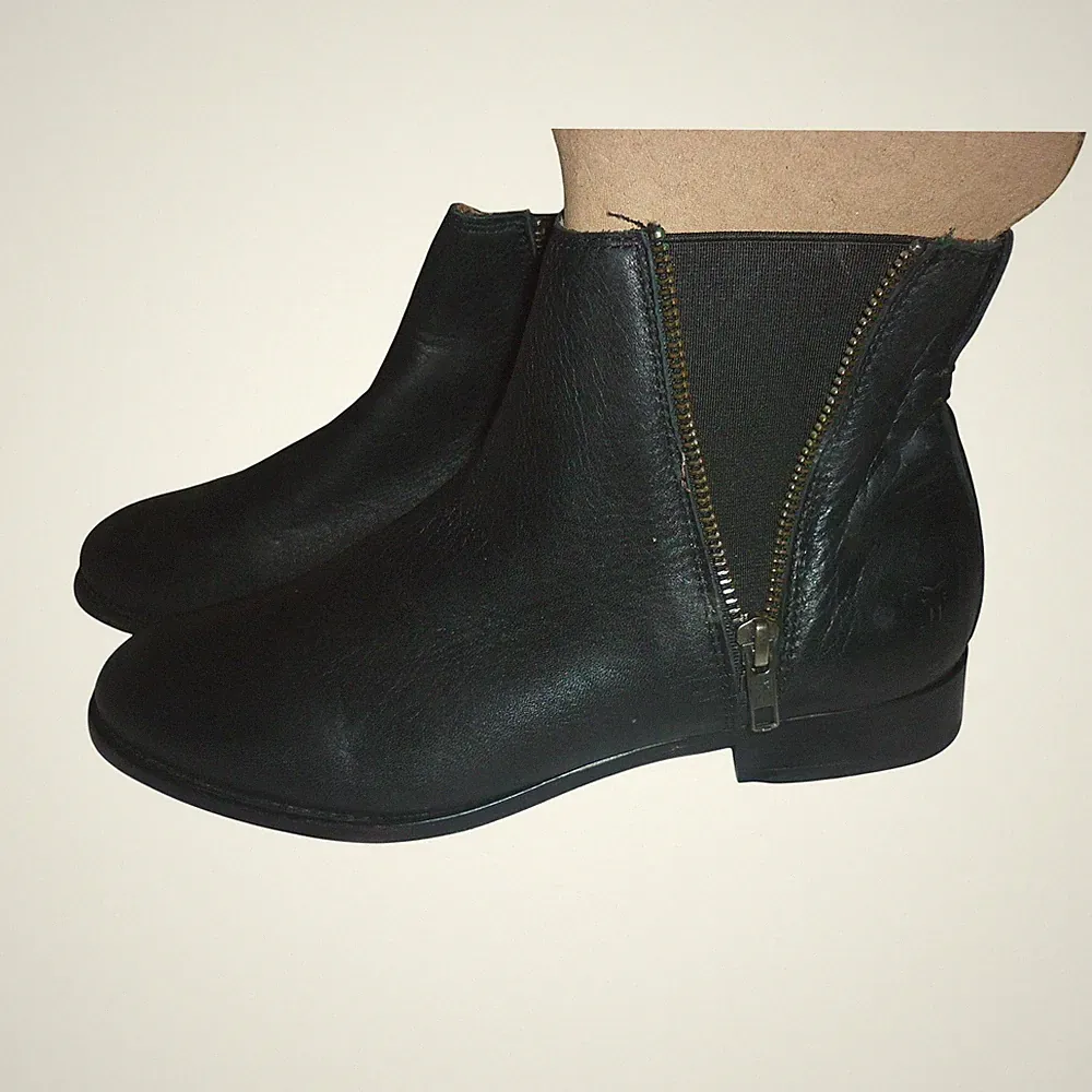 Frye Carly Black Leather Double Zip Chelsea Ankle Boots 7.5 B 3471718 NWOB