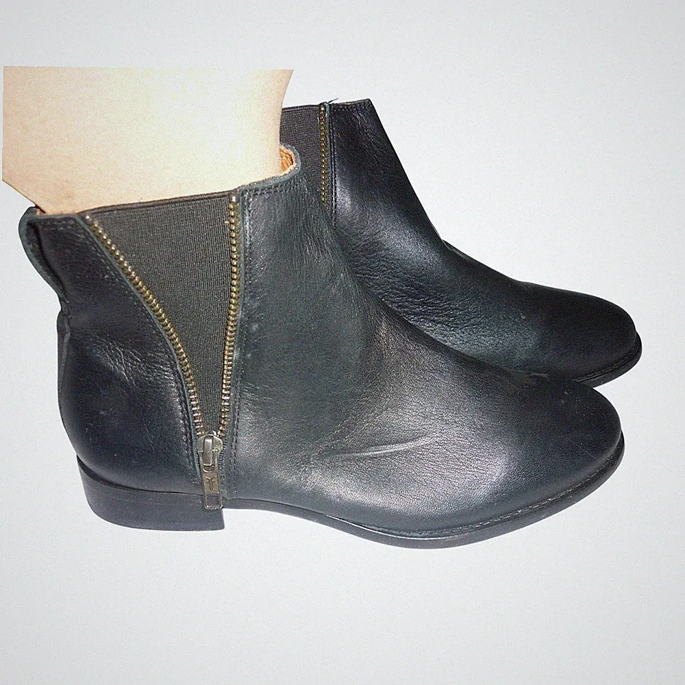 Frye Carly Black Leather Double Zip Chelsea Ankle Boots 7 B 3471718 NWOB