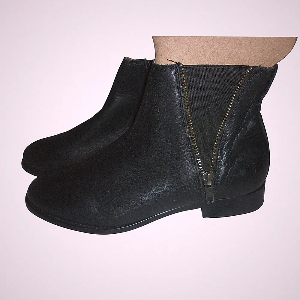Frye Carly Black Leather Double Zip Chelsea Ankle Boots 8 B 3471718 NWOB