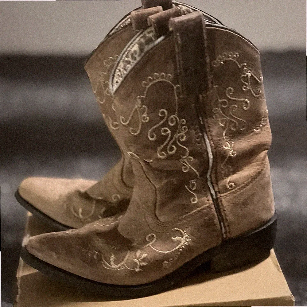 Girls sz11 Rocky Mountain boots