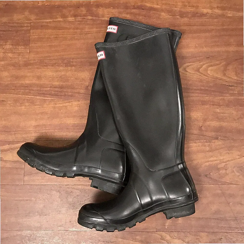 Hunter Original Tall Gloss Rain Boots for Women, Size US 6 - Glossy Black Rubber