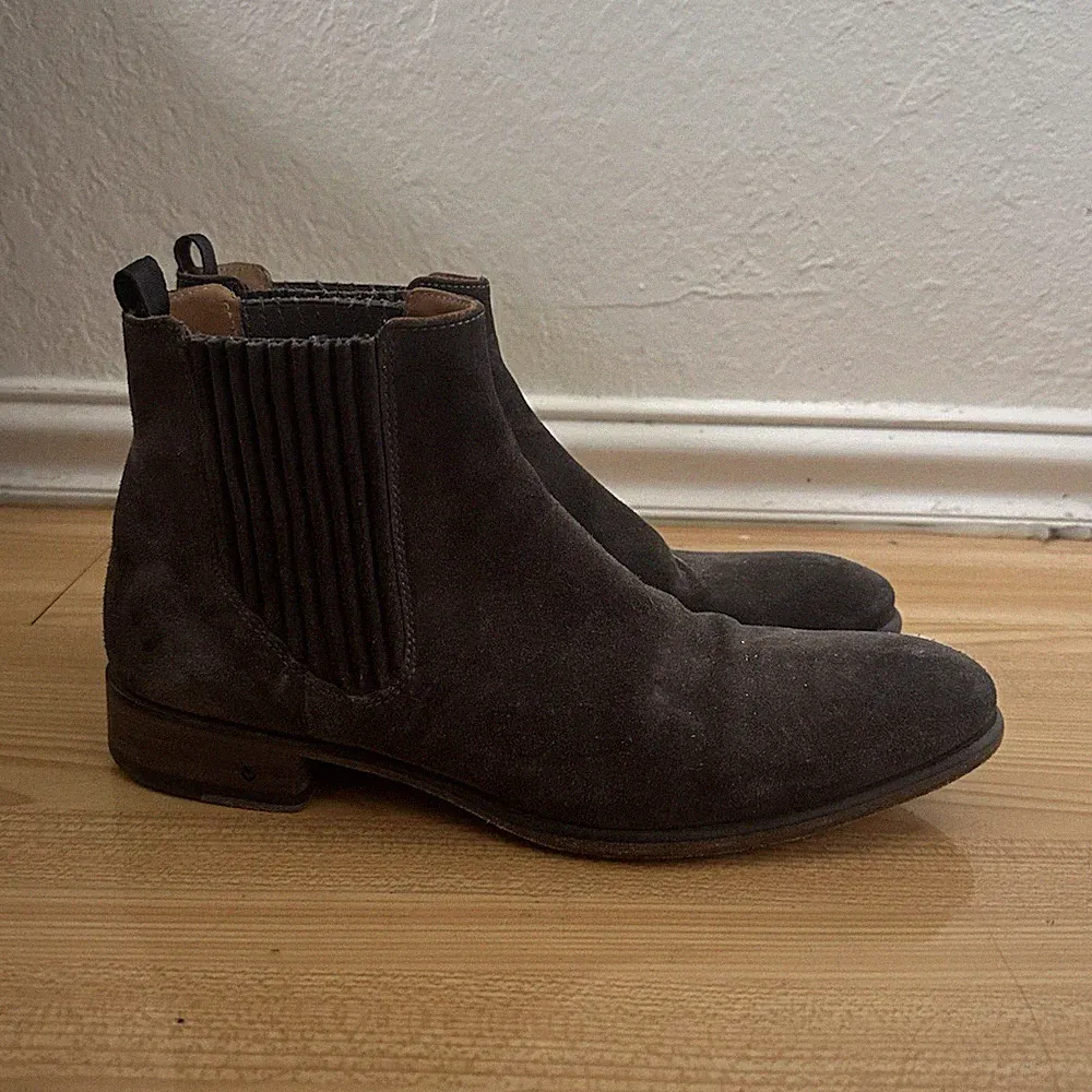 John Varvatos Men's Gray Suede Chelsea Boots Size 9 Ankle Leather Round Toe