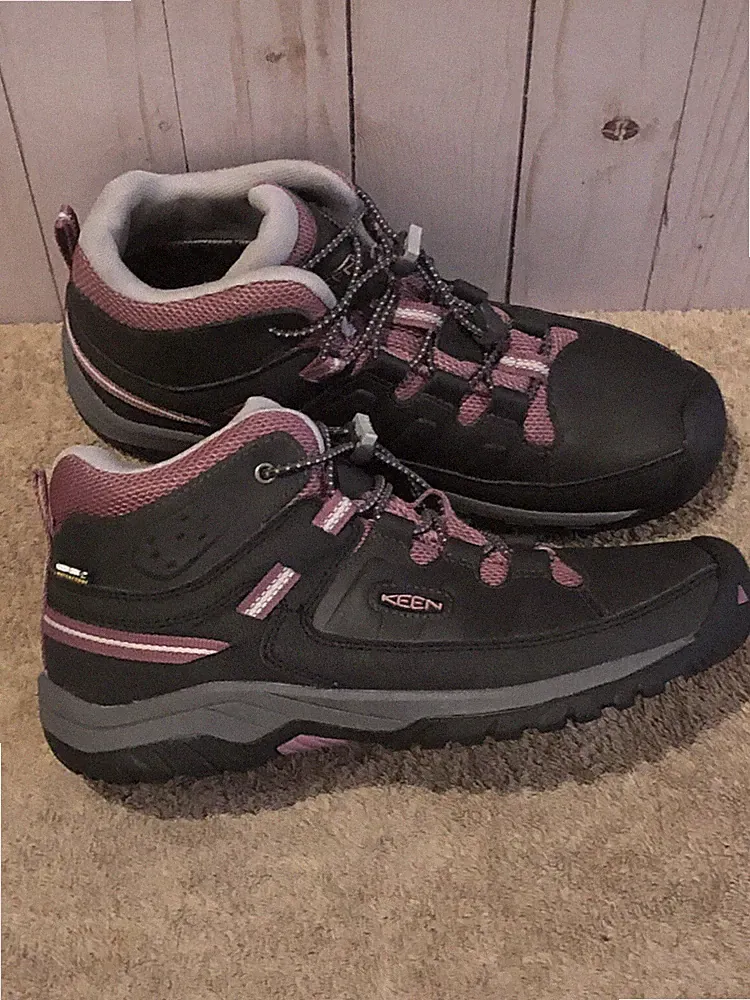 Keen Ladies Size 6 Hiking Boot Targhee Vent Black-Purple 010418. Worn one time.