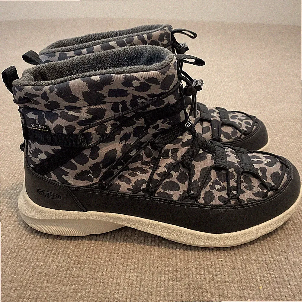 KEEN Snow Boots Womens Size 9.5 Gray Leopard Waterproof Ankle Faux Fur Lined