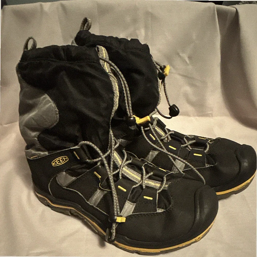 KEEN Waterproof Insulated Hiking Boots Black Gray Yellow Men's Size 8 Medium