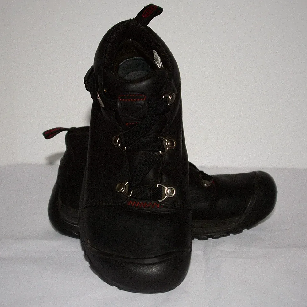 Keen Women’s Hiking Boots Primaloft 200 Gram Insulation Sz 7 RS0606 Black