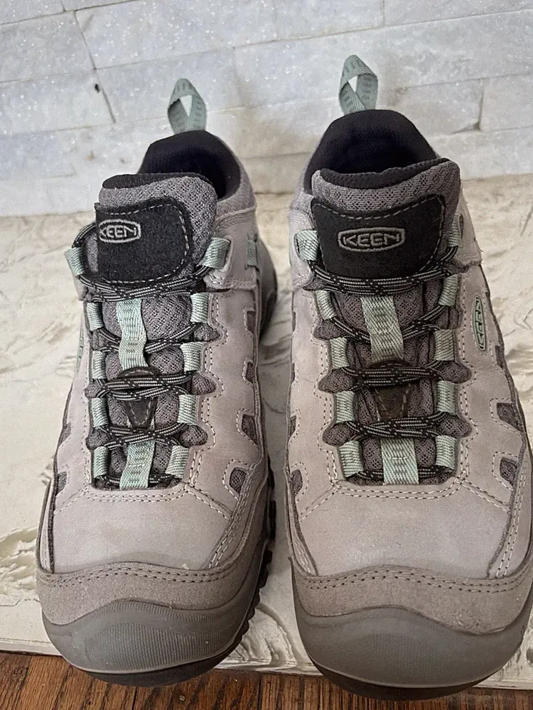 Keen Women’s Leather Hiking Shoes Camping Arch Support Boots Size 8.5. Great