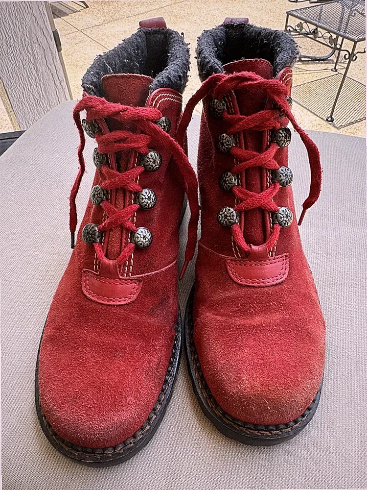 Khombu Boots Womens Red Suede Hiking Ankle Boots Waterproof Size 8.5/9?