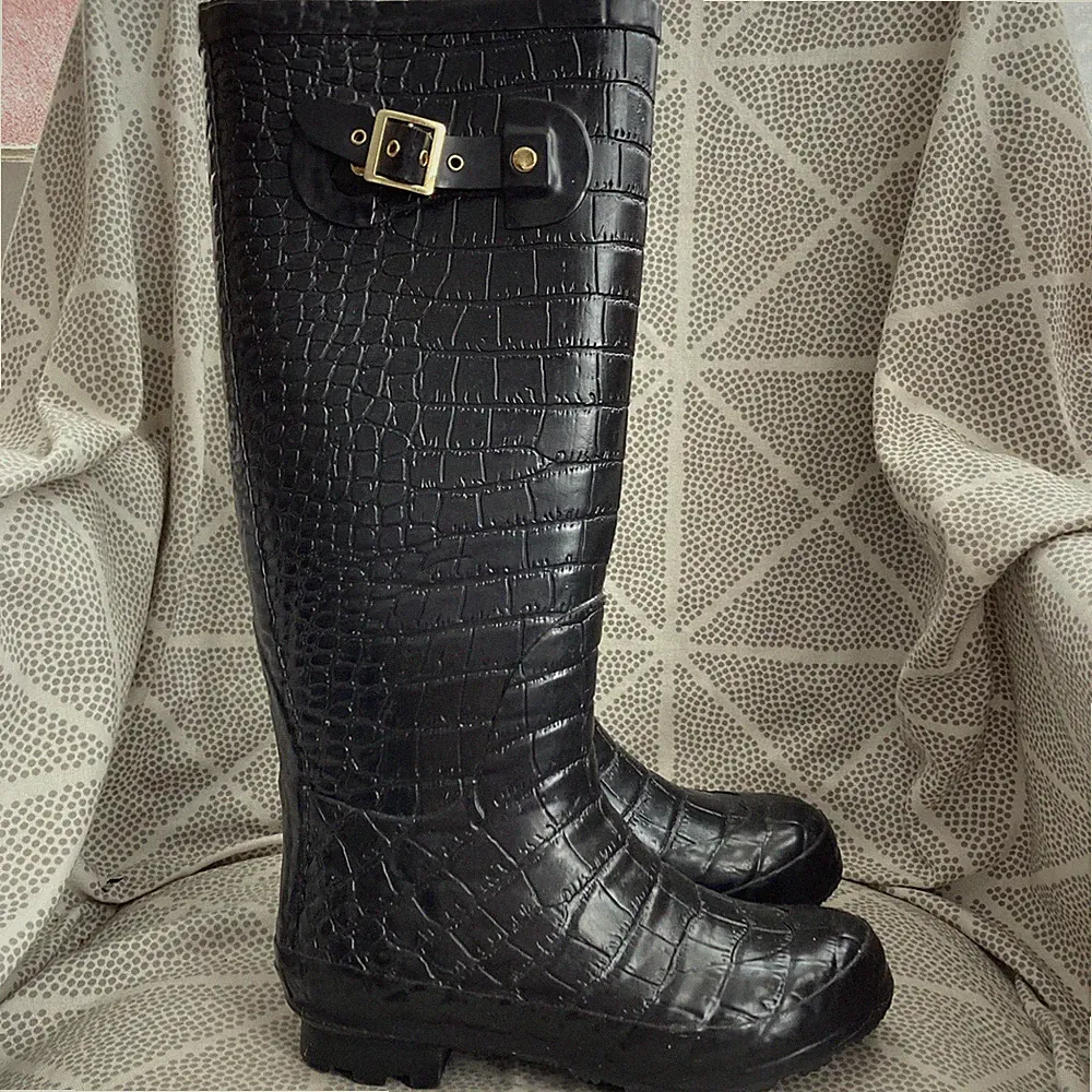 KHOMBU Tall Rain Boots Womens Sz 6 Black Rubber Embossed Croc Cheetah Print