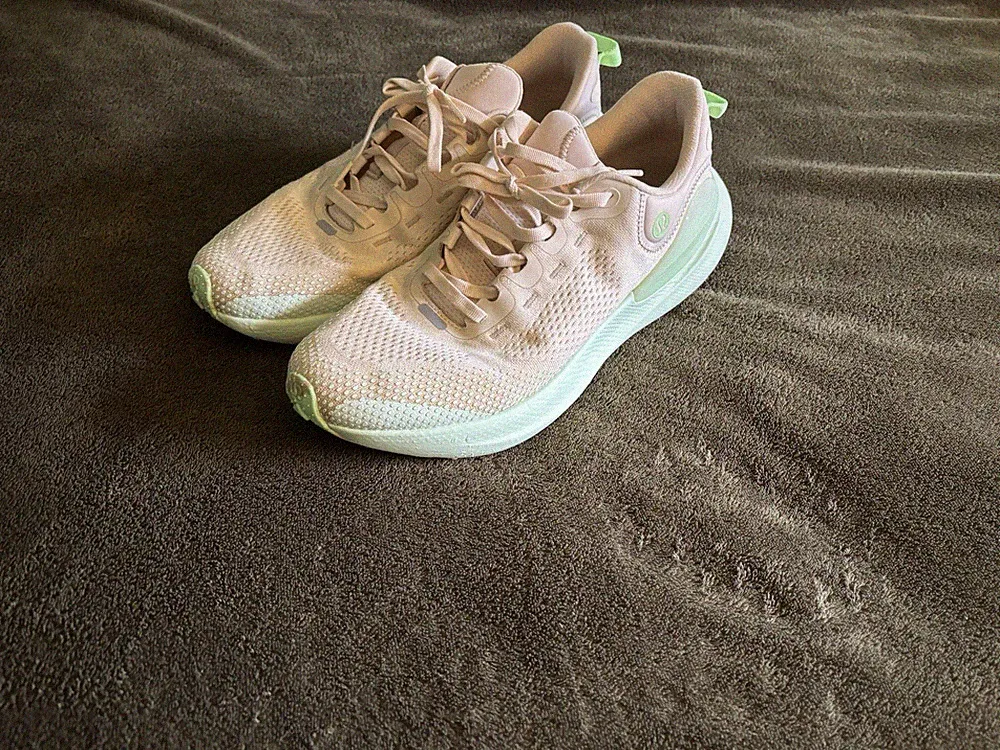 Lululemon Beyondfeel Trail Shoes Men's Size 11 Pale Linen/Light Avocado/Green