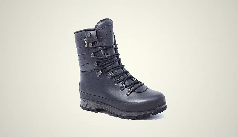 Meindl performance, SIZE 43, BLACK, NEW, AMAZING BOOTS, RETAIL PRICE 400usd