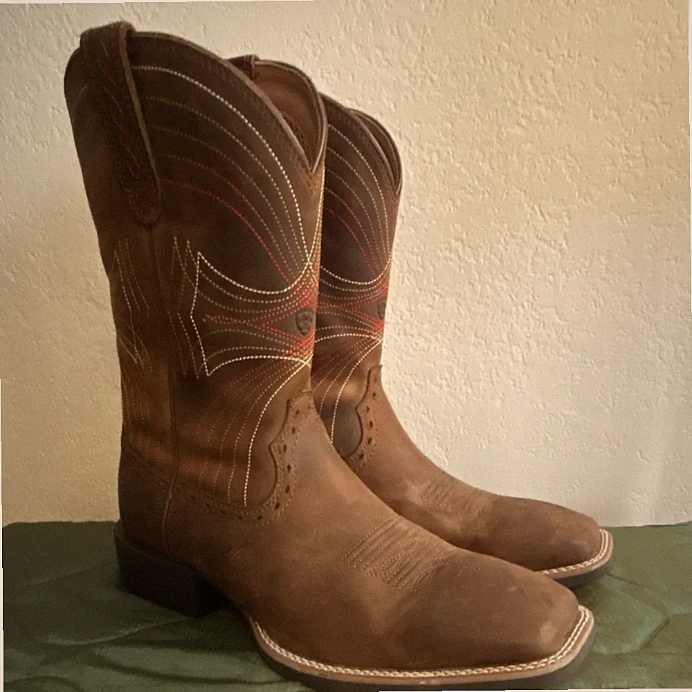 Men’s 10.5D Ariat Sport Wide Square Toe Cowboy Boot (Style 10010963)