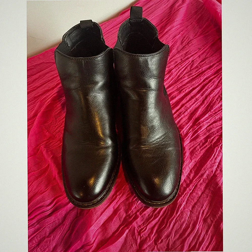 Men's Black Leather Chukka Boots - Classic Slip-On Style