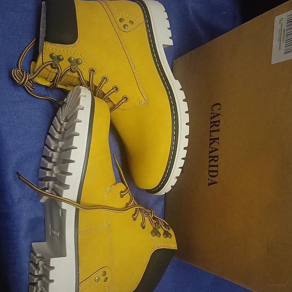 Men’s flannel-lined, waterproof hiking boots with a lace-up design.