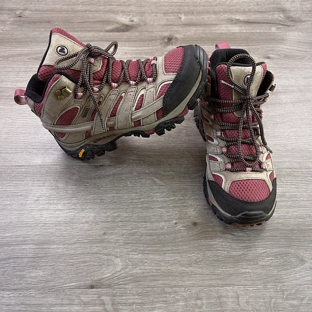 Merrell Women’s Hiking Shoes Size 7.5 Moab Mid Waterproof Blush Pink Vibram