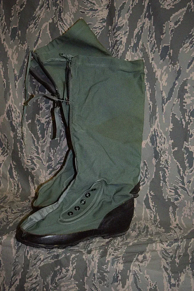 *military cold weather mukluk boots size med