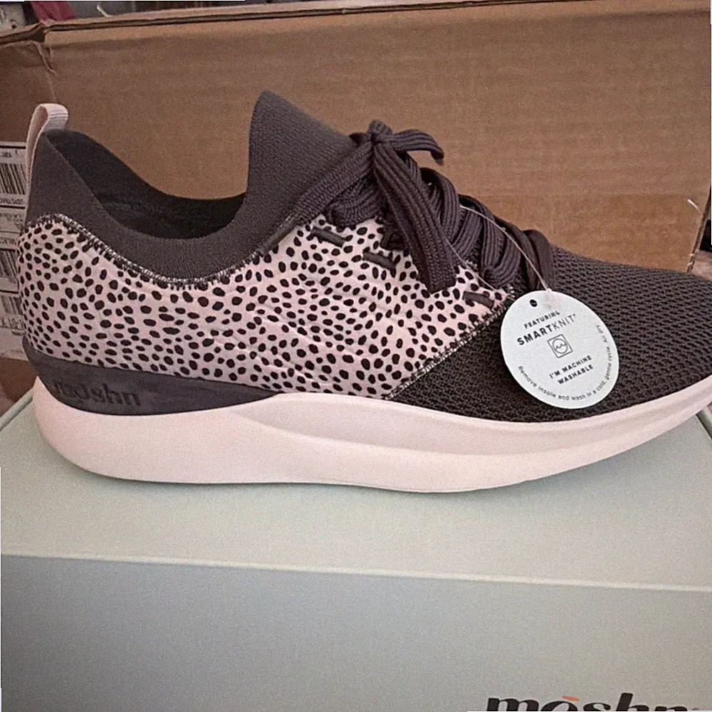 moshn Pulse Wide Black Dots Mesh Comfort Slip Resistant Low Top Athletic Shoes