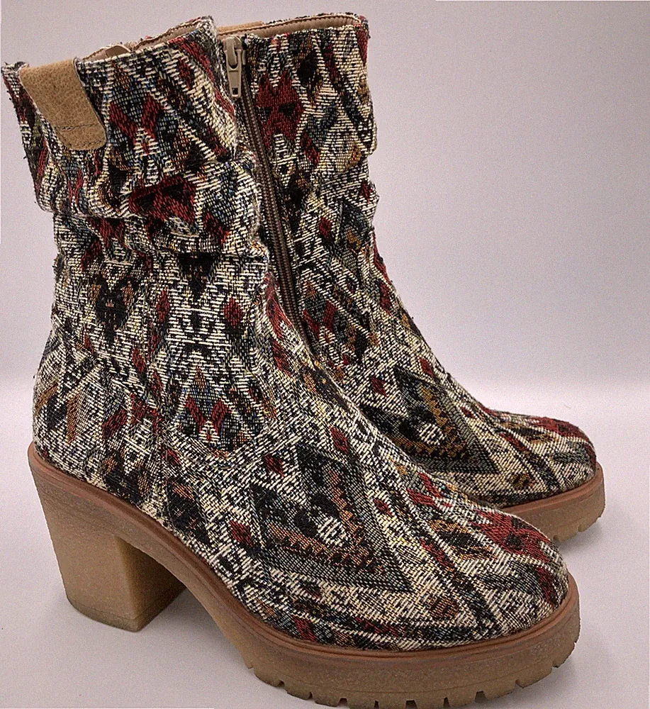 MUK LUKS Riser Pop Tapestry Women 9.5 Zip Boots Heel Multicolor faux fur lining