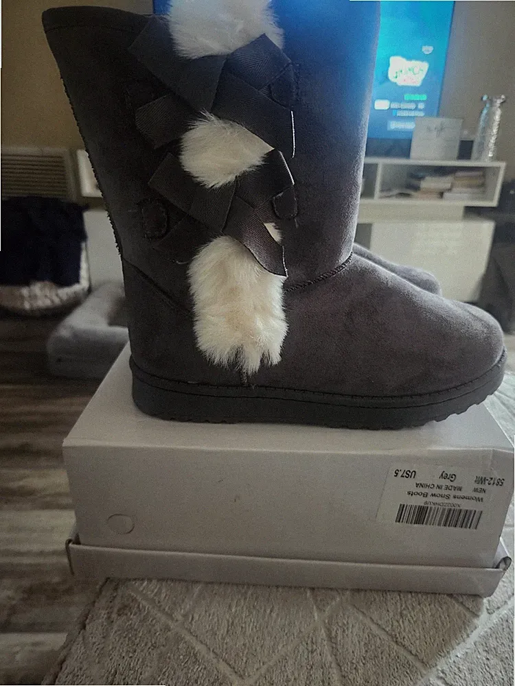 New Gray Women Snow Boots 7.5 Regular ( Never Worn Outdoors)