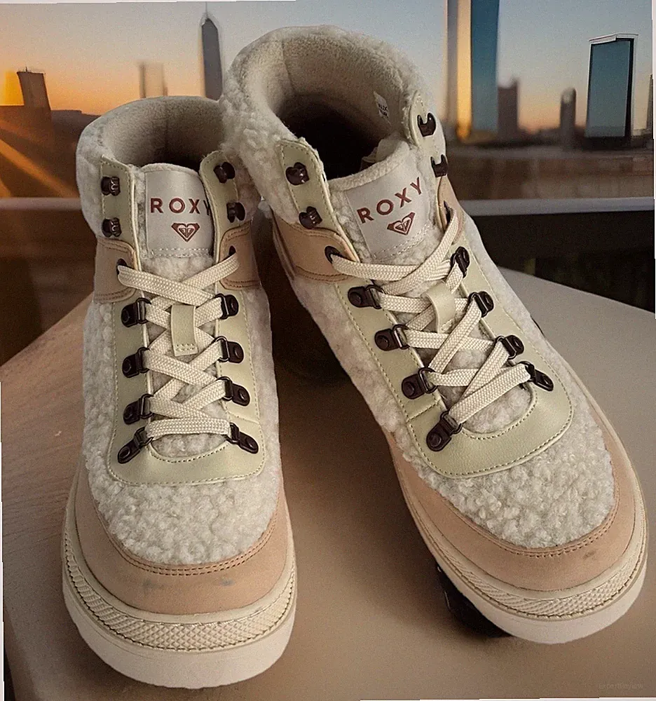 Roxy Venture Out Beige Platform Women's Hiking Boots Size 9 NWOB Faux Fur Bootie