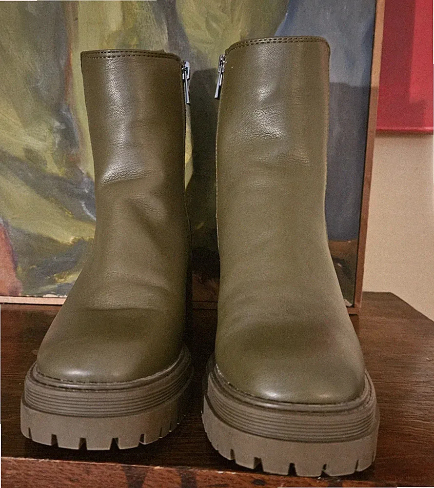 Sam & Libby Olive Green Chelsea Boots Size 7 Zipper Chunky Heel Faux Leather