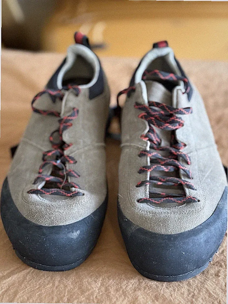 Scarpa approach shoes in very good used condition. The suede uppers are clean