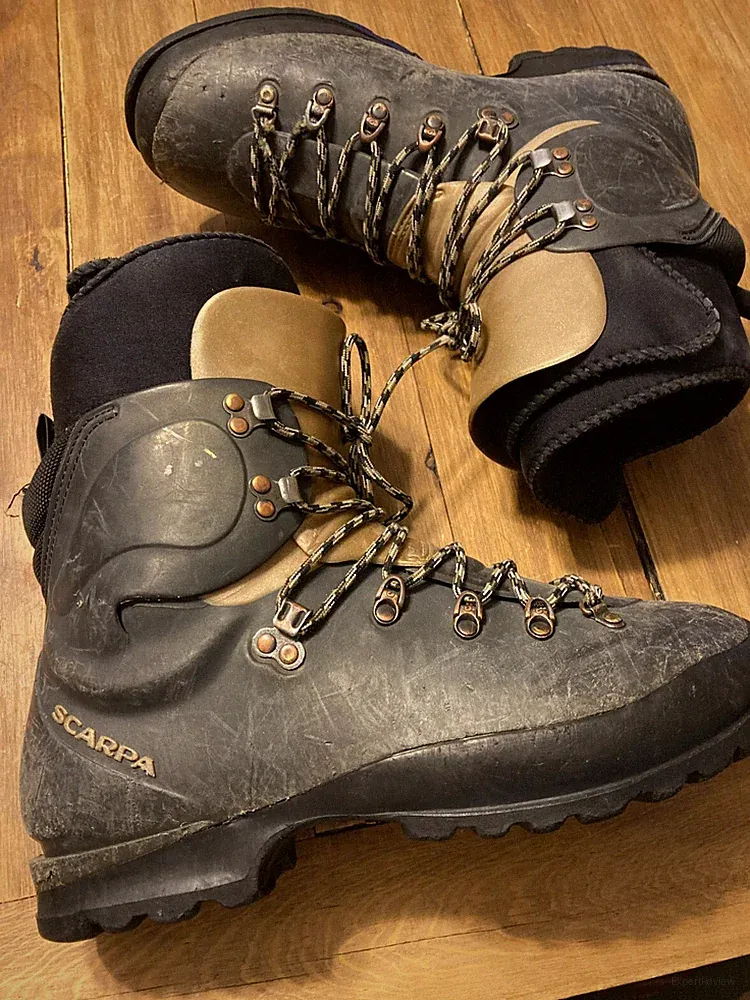 Scarpa mountaineering boots hard plastic durable skywalk mountain climbing 9 9.5